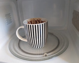 Foto del paso 4 de la receta: Mug cake de cacao y avena 😋 (sin azúcar, grasa ni harina)