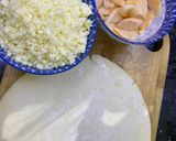 Hình bước làm 1 của món Bánh pizza xúc xích phomai