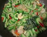 Foto langkah ke 4 dari resep Oseng Pare Pedas.