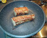 Foto del passaggio 4 della ricetta Filetto di maiale alle spezie con salsa al vino rosso con mazze di tamburo e broccoletti