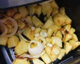 Foto del passaggio 1 della ricetta Patate, cipolle filetti trota in friggitricearia
