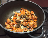 Foto del paso 6 de la receta: Codornices guisadas con robellones y colmenillas