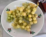 Une image de l'étape 1 de Salade de fruits aux deux melons, raisins et abricots.
