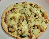 Foto del paso 4 de la receta: Pizzeta de pollo, quesos, jamón y espinacas con base de tortitas