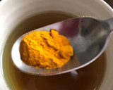 Foto del paso 5 de la receta: Infusión de María Luisa y tomillo, con cúrcuma, jengibre, y miel de azahar