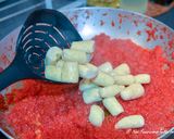 Foto del passaggio 4 della ricetta Gnocchetti di ricotta con sugo di pomodoro aromatizzato alla salvia