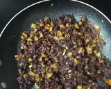 Foto del paso 4 de la receta: Empanada de morcilla manzana y piñones