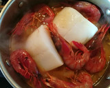 Foto del paso 2 de la receta: Patatas con bacalao, gambas y gulas