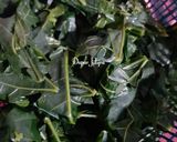 Foto langkah ke 3 dari resep Tumis Daun Pepaya Jepang.