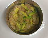 Foto del paso 1 de la receta: Tartar de salmón y aguacate con mango, pasas y queso fresco