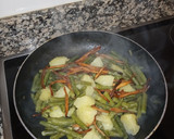 Foto del paso 4 de la receta: Judías con patata y pétalos de lirio. Pon flores en tu boca👄