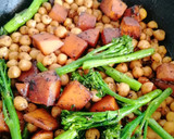 Foto del paso 7 de la receta: Garbanzos salteados con ajo negro y Kombucha