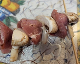 Foto del paso 7 de la receta: Brochetas de solomillo de cerdo y champiñones