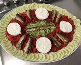 Une image de l'étape 8 de Salade de tomates, courgette et concombre aux sardines, câpres et mozzarella sauce malt.