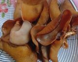 Hình bước làm 2 của món Canh nấm mèo cuộn chả cá