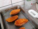 Cartofi dulci cu ton, ceapă roșie și porumb