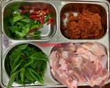 รูปขั้นตอนการทำที่ 1 ของ แกงไก่หน่อไม้ดองใส่เห็ดเผาะ