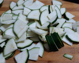 Foto del paso 2 de la receta: Tosta de espelta integral con cebolla confitada, calabacín y rulo de cabra