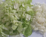 Foto del paso 2 de la receta: Buñuelos de cebolla y lechuga