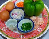 รูปขั้นตอนการทำที่ 1 ของ พริกหวานไข่เจียวไก่สับ