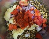 मोड आलेल्या मुगाची भेळ (mod alelya moongachi bhel recipe in marathi) रेसिपी स्टेप 3 फोटो 
