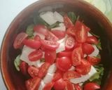 Madársaláta mozzarellával és koktélparadicsommal recept fázis 1 fotója