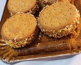Foto del passaggio 5 della ricetta Biscotti gelato al cacao e granella di nocciole