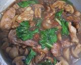 Foto langkah ke 4 dari resep Tumis sayap ayam jamur kancing berkuah.