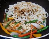 Hình bước làm 4 của món Mì UDON tươi xào rau củ