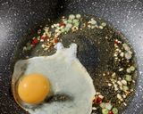 Foto langkah ke 3 dari resep Telur Ceplok Cabai Garam.