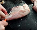 Foto del paso 2 de la receta: Pechuga de pollo al horno con romero y picada de ajos, perejil