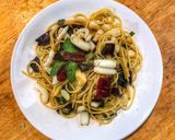 รูปขั้นตอนการทำที่ 4 ของ สปาเกตตี้ผัดพริกแห้งปลาหมึกSquid fried with spaghetti dried chili