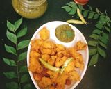A picture of step 5 of Moong dal pakoda.