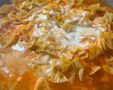 Foto del paso 3 de la receta: One pot Pasta - Fideos moñitos con pollo, champiñones y más 🍄