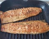 Foto del paso 3 de la receta: 🇪🇦 Filetes de trucha a la plancha marinados con soja y eneldo