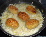 Foto del paso 3 de la receta: Rollos de carne con salsa de cebollas al vino