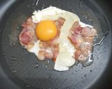 รูปขั้นตอนการทำที่ 1 ของ Bacon Egg Cheese Topping Toast