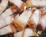 รูปขั้นตอนการทำที่ 2 ของ ดอกหอมผัดหมูกรอบ