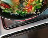 Foto langkah ke 2 dari resep Oseng Klotok Cabe Hijau Mangga Muda.