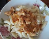 Tejfölös csirkepörkölt tésztával recept fázis 5 fotója