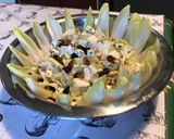 Une image de l'étape 8 de Salade de jeunes endives aux raisins et fourme d ambert.