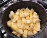 Une image de l'étape 2 de Compote de pommes au jus de prunes.