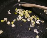 A picture of step 1 of Risotto alla pescatora e zucchine.