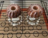 Foto langkah ke 4 dari resep Mini Bundt Lemon Yogurt Cake.