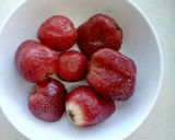 A picture of step 1 of Strawberry milkshake.