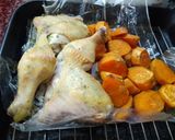 Foto del paso 2 de la receta: Pollo al horno con batatas a la bolsa
