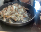 Foto del paso 1 de la receta: Tiburones con langostinos en su salsa