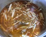 รูปขั้นตอนการทำที่ 5 ของ แกงหน่อไม้ดองใส่ไก่(แก๋งหน่อส้มใส่จิ้นไก่)