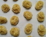 Foto langkah ke 6 dari resep Kue sagu keju.