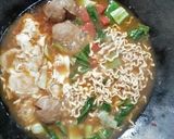 Foto langkah ke 3 dari resep Mie telor kuah merah.